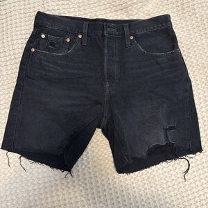 Levi’s 501 skinny short and black size 30 distressed